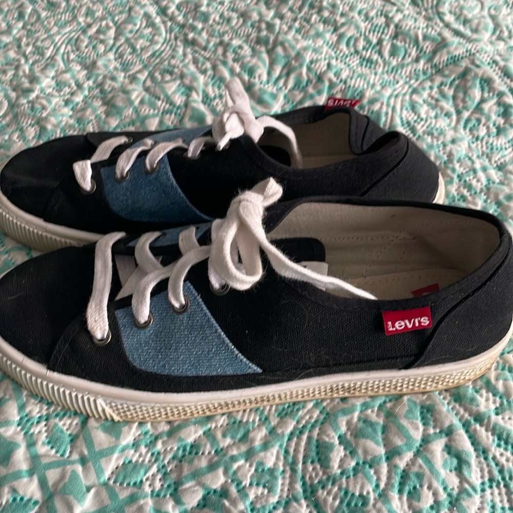 Levi’s sneakers size 7.5